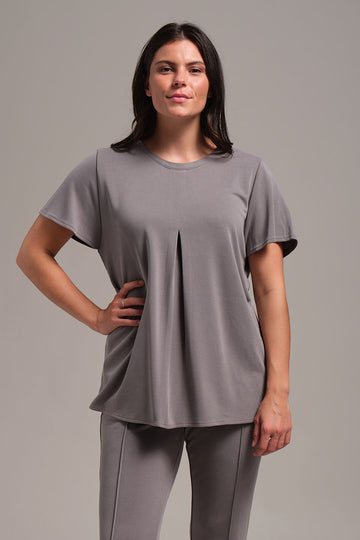 SLIGHT FLUTTER SLEEVE WITH FRONT PLEAT DETAIL