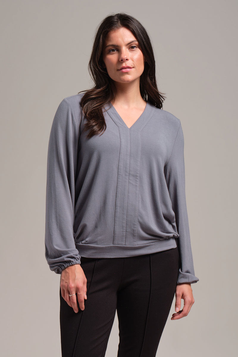 V NECK WITH SLIGHT VOLUME SLEEVE KNIT TOP